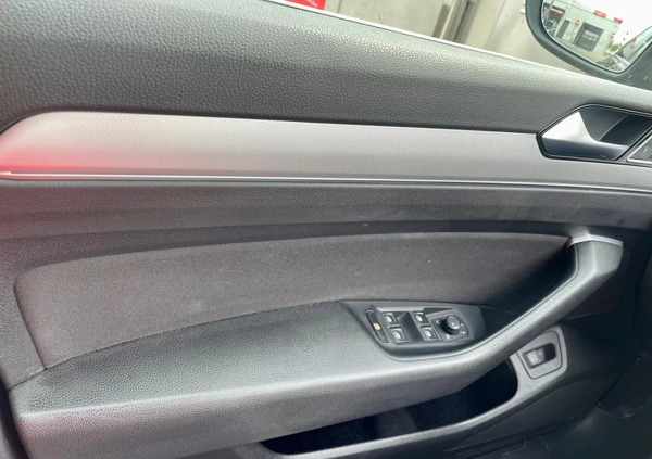 Volkswagen Passat cena 63900 przebieg: 111847, rok produkcji 2016 z Poznań małe 407